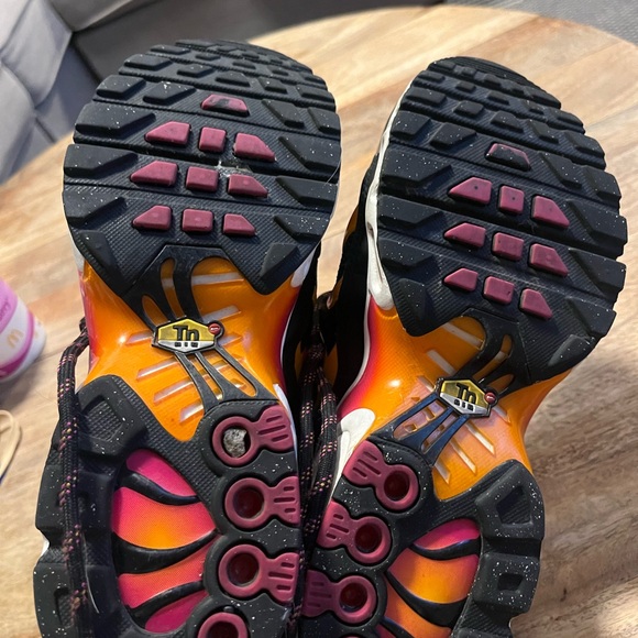 Nike Black and Pink Air Max Plus GS Sneakers 5Y - Picture 6 of 7